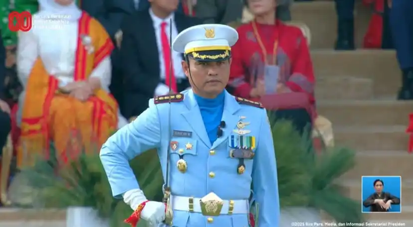 Komandan Upacara Penurunan Bendera Merah Putih HUT ke-80 RI, Kolonel Penerbang Sunar Adi Wibowo [Foto: Tangkapan layar @Sekretariat Presiden]