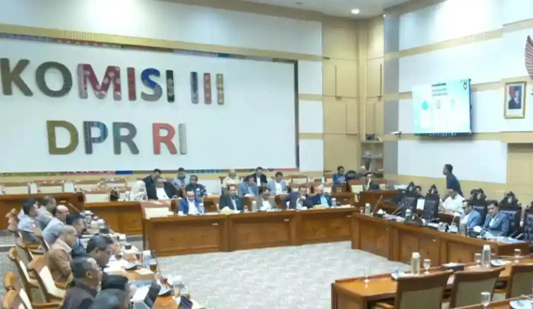 Komisi III DPR RI menyentil Kejaksaan Agung (Kejagung) dalam rapat kerja Komisi III DPR RI, Selasa (18/11/2025).