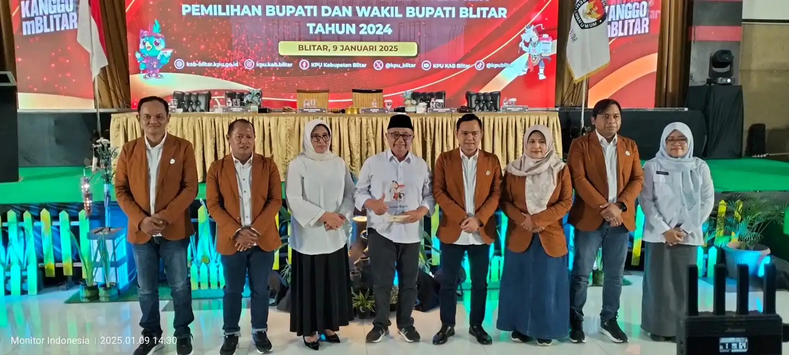 Komisioner KPU Kabupaten Blitar bersama Bupati Blitar Terpilih Rijanto (Foto: Dok MI/Joko Prasetyo)