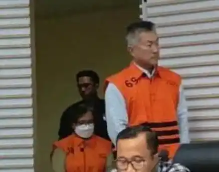 KPK menahan dua tersangka yang merupakan pihak debitur yakni Jimmy Masrin (JM) dan Susy Mira Dewisugiarta (SMD).