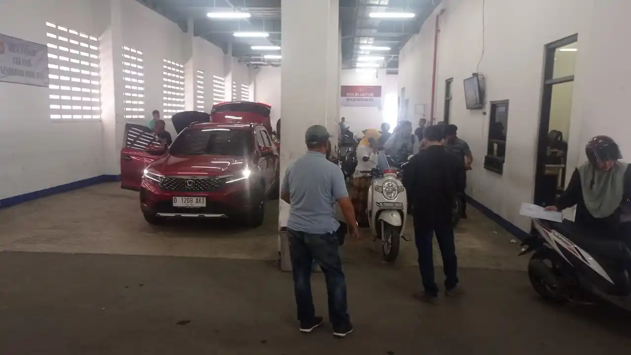 Kondisi antrean cek fisik kendaraan di Gedung Pelayanan BPKB Polda Jawa Barat, Jl. Soekarno Hatta, Kota Bandung, Kamis (20/3/2025). (Foto: Sugiyanto/MI)