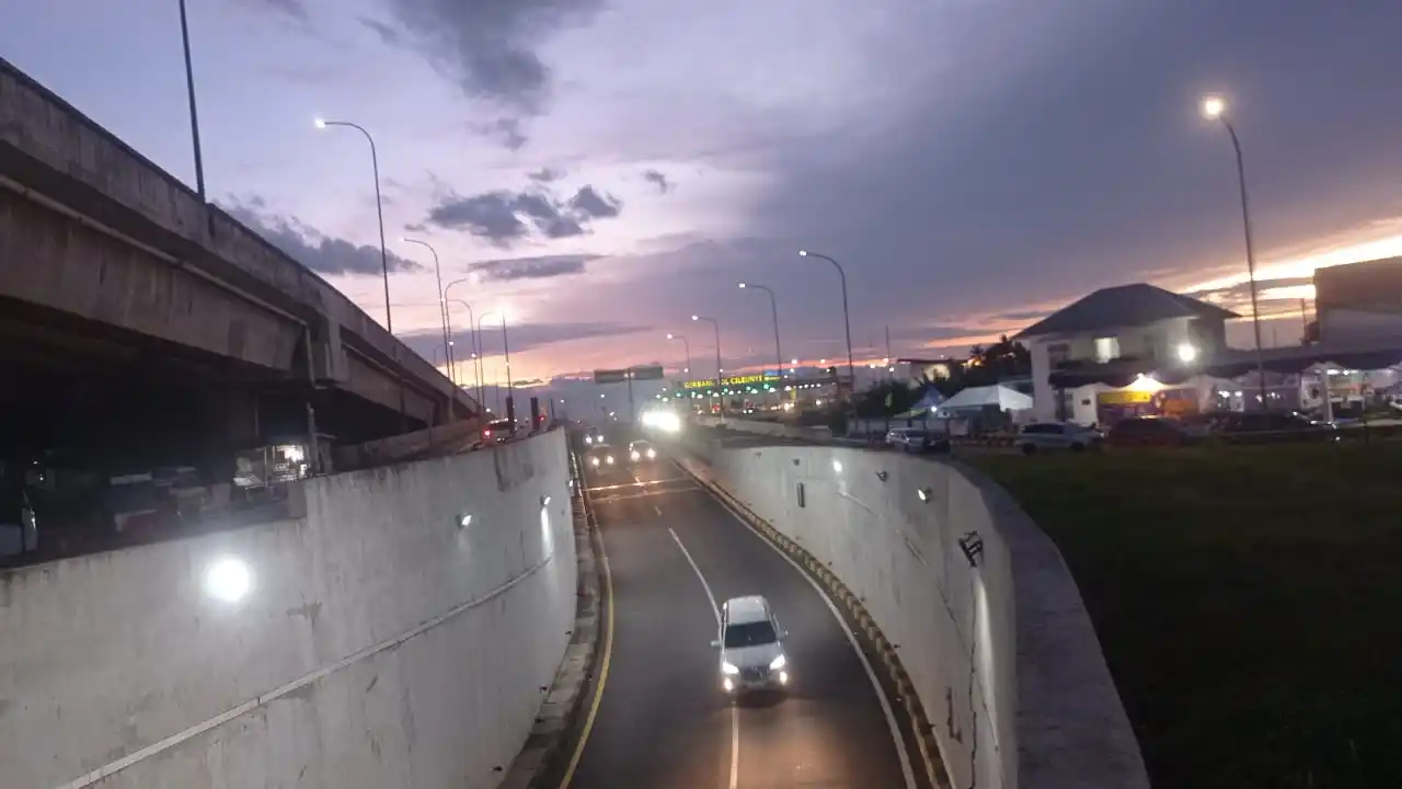 Kondisi arus lalu lintas di Gerbang Tol (GT) Cileunyi, Kabupaten Bandung, Jawa Barat pada Sabtu (29/3/2025) sore. (Foto: Sugiyanto/MI)