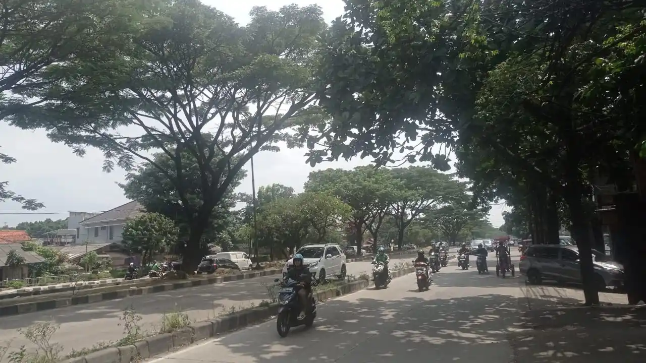 Caption:  Kondisi arus lalu lintas di Jalan Soekarno Hatta, Kota Bandung, Jawa Barat pada Rabu (26/3/2025) siang. (Foto: Sugiyanto/MI)