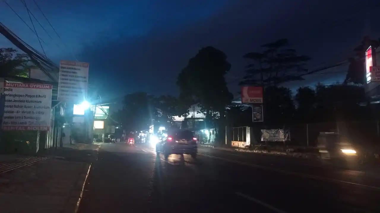 Kondisi di Jalan Raya Cinunuk, Kabupaten Bandung, Jawa Barat pada Sabtu (29/3/2025) malam. (Foto: Sugiyanto/MI)
