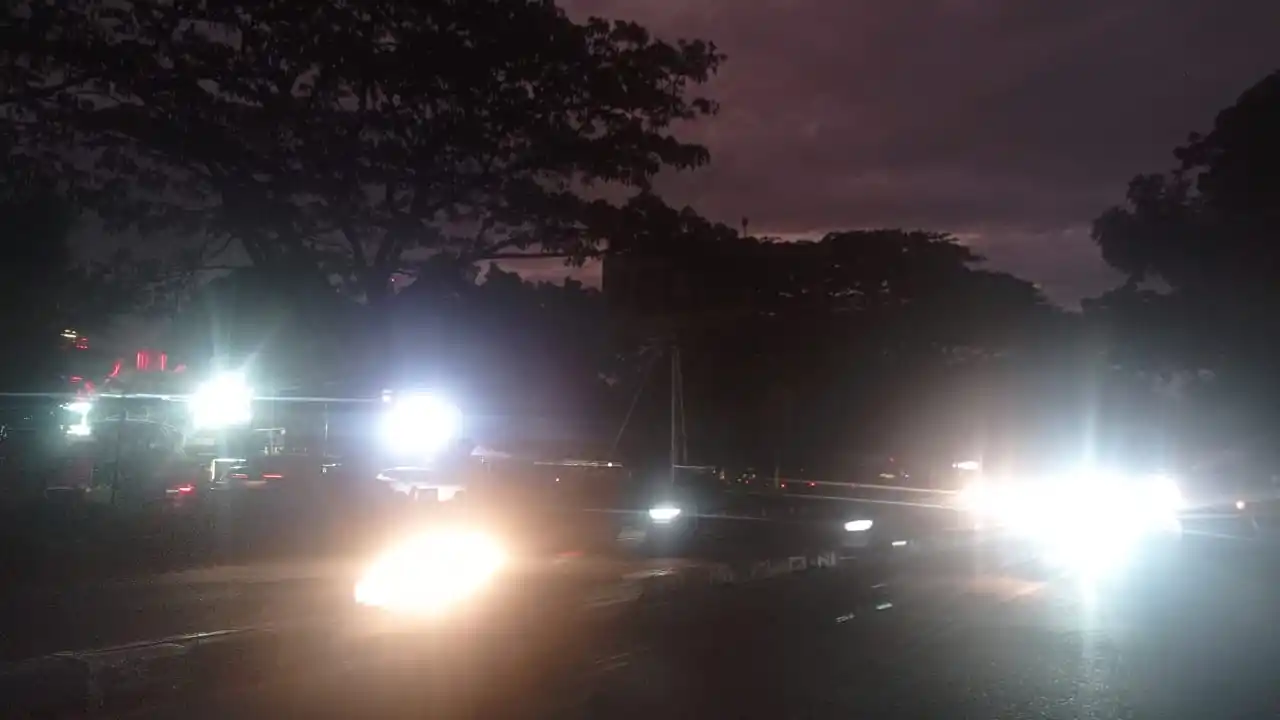 Kondisi di Jalan Soekarno Hatta, Kota Bandung tepatnya di depan Mapolda Jabar masih gelap gulita karena PJU masih banyak yang mati pada Kamis (20/3/2025) malam (Foto: Sugiyanto/MI)