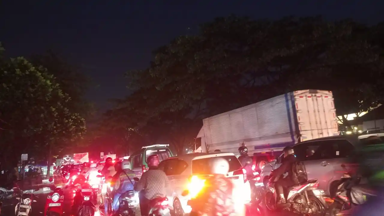 Kondisi kemacetan parah di Jalan Soekarno Hatta, Kota Bandung, Jawa Barat pada Kamis (6/3/2025) malam akibat banjir. (Foto: Sugiyanto/MI)