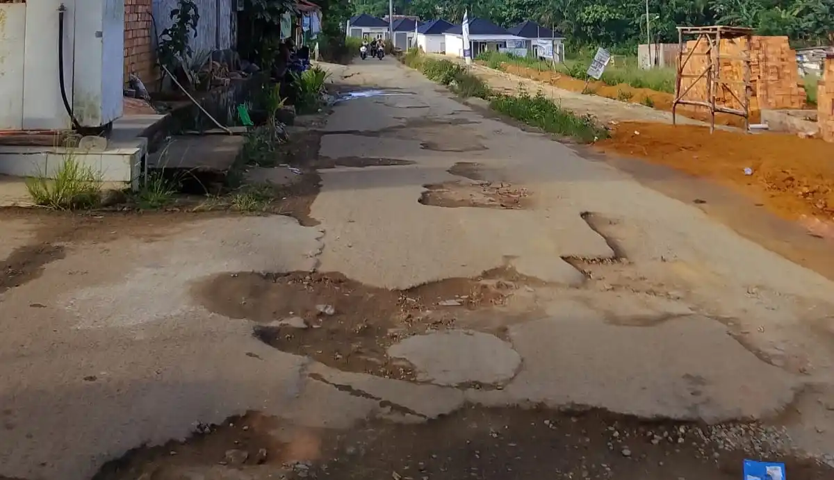 Kondisi kerusakan Jalan Raden Sayuti, Bagan Pete, Alam Barajo, Kota Jambi yang tak kunjung diperbaiki (Foto: Dok/MI)