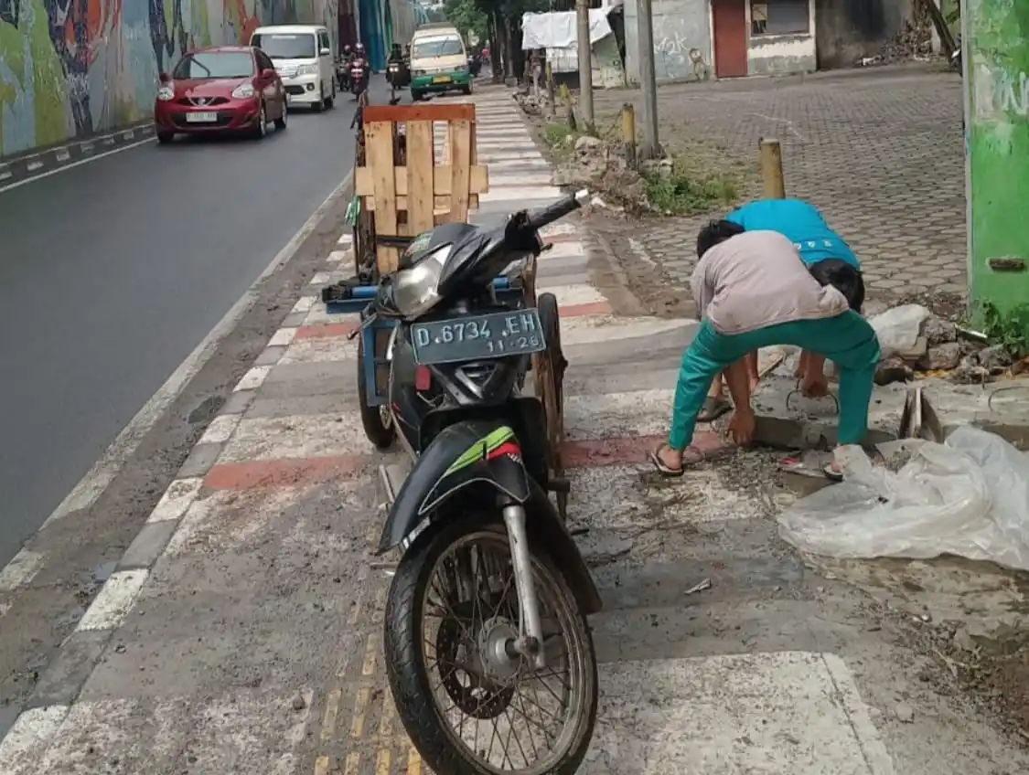 Kondisi proyek perbaikan trotoar di Jl. Jakarta, Kota Bandung yang belum selesai hingga akhir minggu pertama di bulan Januari 2025. (Foto: Ist)