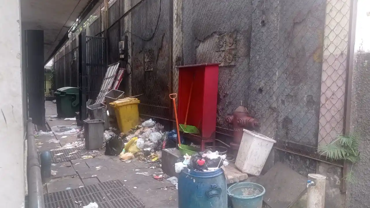 Kondisi sampah di kantor Samsat Pajajaran, Kota Bandung terlihat menumpuk dan berserakan (Foto: Sugiyanto/MI)