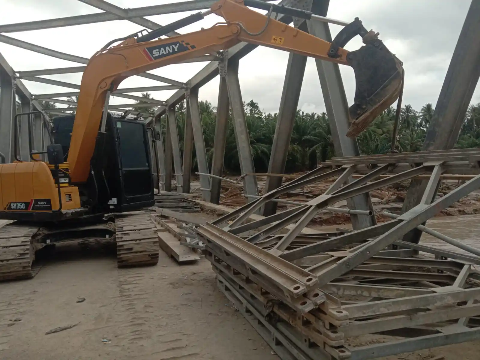 Kementerian PU terus melakukan pemulihan akses jalan di Aceh pasca bencana banjir dan longsor di Aceh. PU/MI