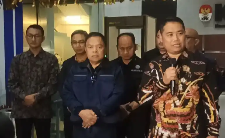 Konfrensi Pers Komisi Pemberantasan Korupsi bersama perwakilan darj Kejaksaan Agung di Gedung Merah Putih KPK, Kuningan, Jakarta Selatan, Jumat (19/12/2025) dini hari (Foto: Dok/MI/Alb)
