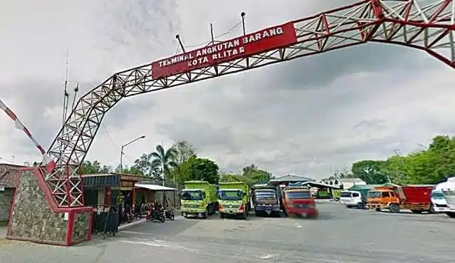 Pelataran Terminal Angkutan Barang Kota Blitar, tempat para pekerja pendukung bekerja (Foto: Dok MI/Joko Prasetyo)