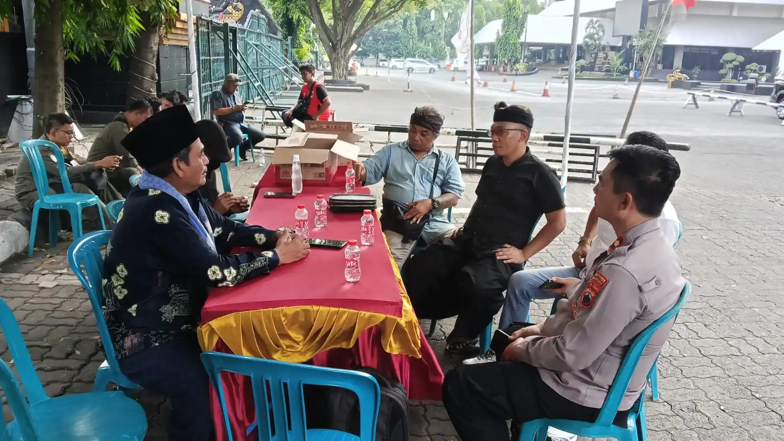 Koordinator ARIB Achamd Robani Albar bersama KaPosko Gus Nova berdiskusi dengan aparat kepolisian di Posko Pengaduan Keberatan Bayar PBB dan PKB yang didirikan di depan Kantor DPRD Jawa Tengah, Jumat (27/9/2025). (Foto: Dok/Ist)