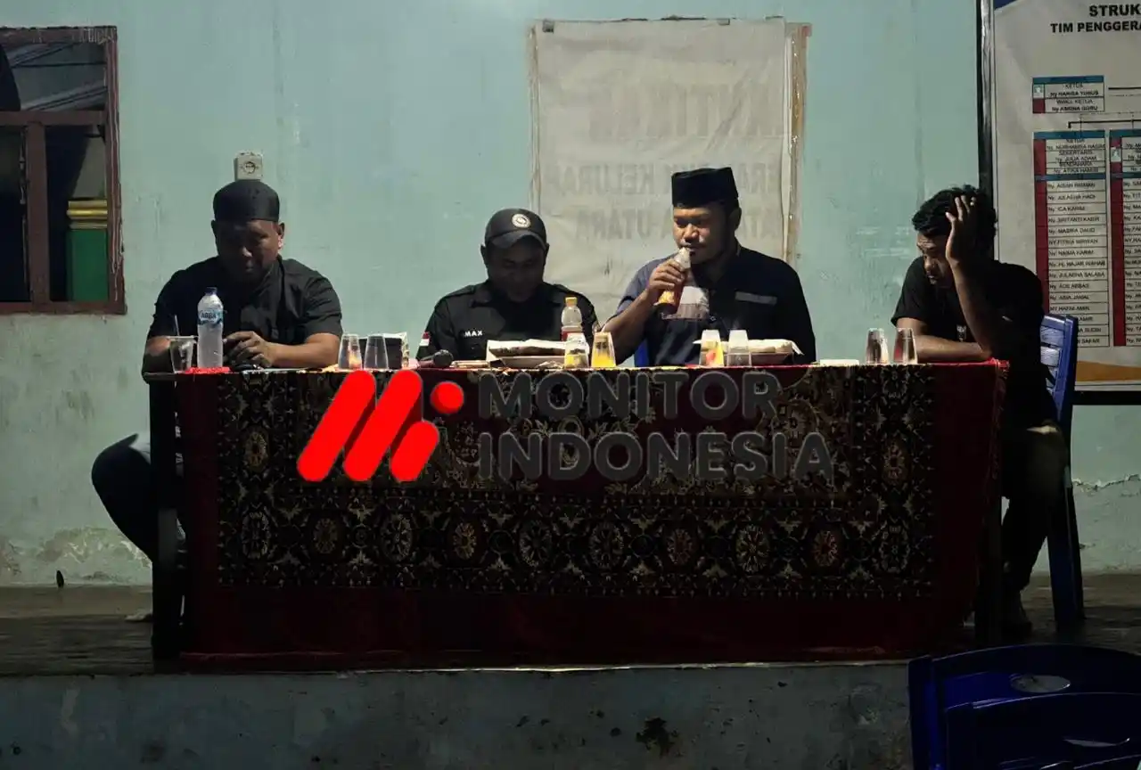 Ketua Koperasi BSM, Abubakar Fabanyo, memimpin rapat anggota pada 9 Desember 2025 malam di Sofifi (Foto: Dok MI/Jainal Adaran)