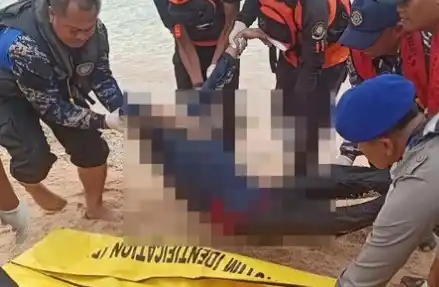 Petugas evakuasi korban wanita bunuh diri (Foto: Istimewa)