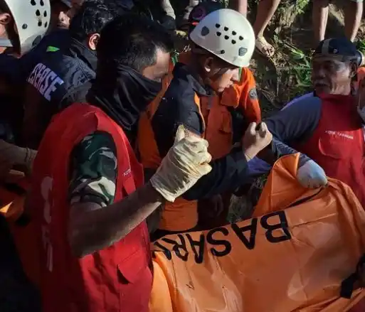 Tim SAR Gabungan evakuasi korban tertimbun longsor (Foto: Tangkap Layar)