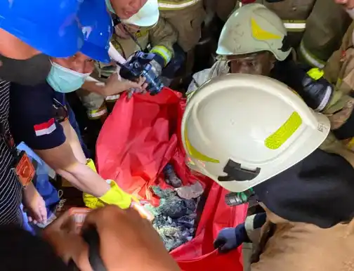 Petugas mengevakuasi sesosok mayat yang ditemukan di lantai 8 Glodok Plaza, Tamansari, Jakarta Barat, Kamis (16/1/2025). [Foto: Ant]