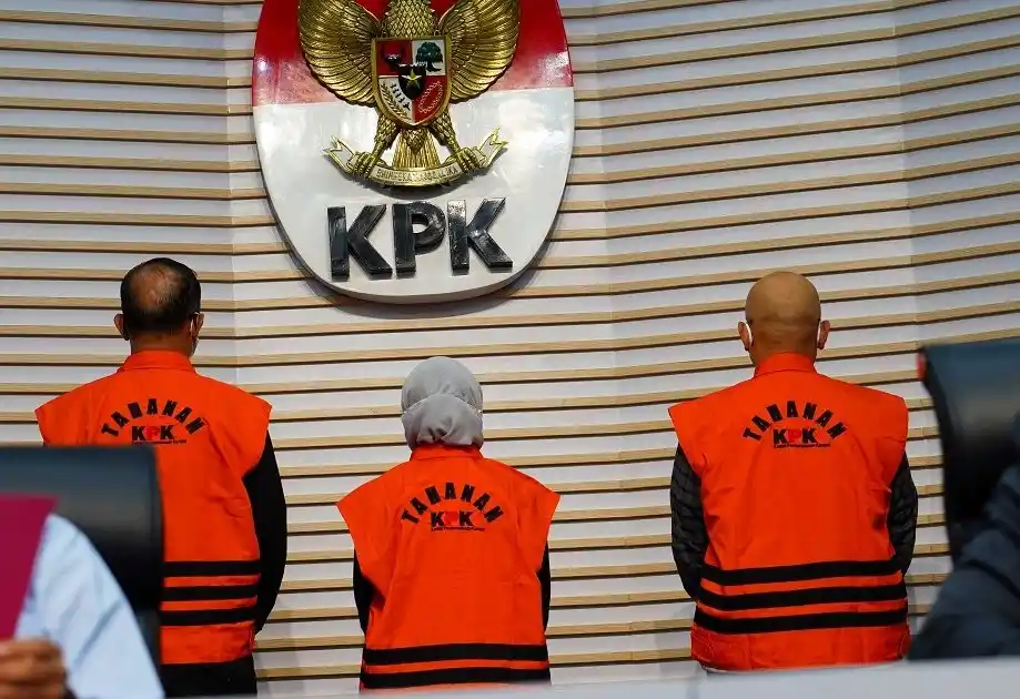 Pada 13 Februari 2025 silam, Komisi Pemberantasan Korupsi (KPK) melakukan penahanan terhadap tiga orang tersangka terkait dugaan tindak pidana korupsi dalam proses kerja sama usaha (KSU) dan akuisisi PT JN oleh PT ASDP Indonesia Ferry (Persero) tahun 2019-2022. Para tersangka tersebut adalah IP selaku Direktur Utama PT ASDP tahun 2017-2024, HMAC selaku Direktur Perencanaan dan Pengembangan PT ASDP tahun 2020-2024, dan MYH selaku Direktur Komersial dan Pelayanan PT ASDP tahun 2019-2024