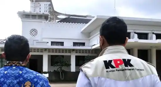 Petugas KPK menuju ruang Wali Kota Bandung di Balai Kota Bandung, Jalan Wastukencana, Kota Bandung, Jawa Barat, Senin (17/4/2023)