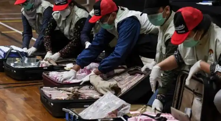 Penyidik KPK menunjukan barang bukti uang tunai saat konferensi pers terkait Operasi Tangkap Tangan (OTT) tindak pidana korupsi pada program bantuan sosial di Kementerian Sosial untuk penanganan COVID-19 di Gedung KPK, Jakarta, Minggu (6/12/2020) dini hari.