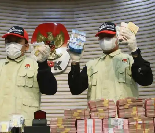 Petugas KPK menampilkan barang bukti kasus suap Bea Cukai (Foto: Dok MI/Din)