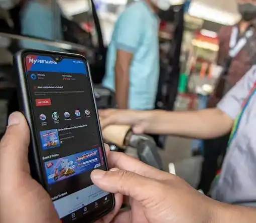 Warga menunjukan aplikasi MyPertamina saat mengisi bahan bakar pertalite di SPBU Pertamina Abdul Muis, Jakarta, Rabu (29/6/2022). (Foto: Istimewa)