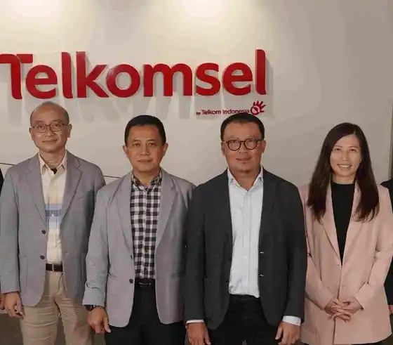 Direktur Utama (Dirut) PT Telekomunikasi Selular (Telkomsel), Nugroho (kedua dari kanan) (Foto: Dok MI/ Telkom)