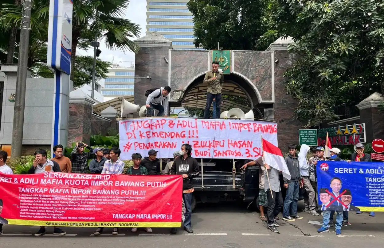 Aliansi Pedagang Bawang dan Rakyat Indonesia Bersuara (APB-RIB) menggelar aksi demonstrasi di depan Kantor Kejaksaan Agung Republik Indonesia (Kejagung RI) pada Rabu (19/3/2025).