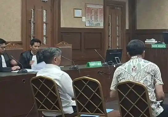 Jaksa Penuntut Umum (JPU) KPK mendakwa Direktur PT Paramitra Mulia Langgeng (PML), Djunaidi Nur bersama asisten pribadinya yang bernama Aditya Simaputra dalam sidang dengan agenda pembacaan dakwaan di Pengadilan Tindak Pidana Korupsi, Jakarta Pusat, Selasa (11/11/2025).