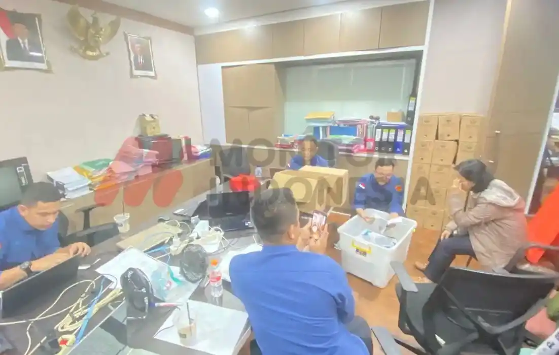 Tim Penyidik Jampidsus Kejagung sedang menggeledah Kantor KLHK pada  3 Oktober 2024 (Foto: Dok MI/Aswan)