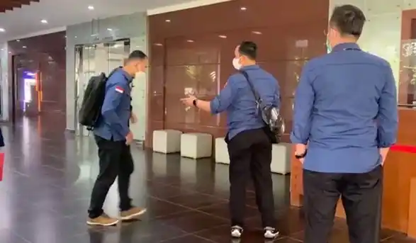 Penggeledahan terkait kasus dugaan korupsi pengadaan tower transmisi PT Perusahaan Listrik Negara (PLN) Rp 2,2 triliun (Foto: Dok MI)