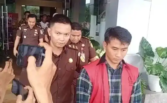 Ketua Rumah BUMN PT PLN berinisial AP mengenakan rompi tahanan Kejaksaan (Foto: Dok MI)