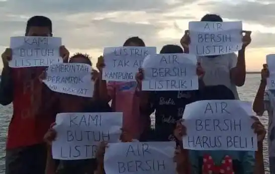 Anak-anak di sebuah pulau di Muna Barat, Sulawesi Tenggara (Sultra) membentangkan tulisan 'Kami Butuh Air hingga Listrik' (Foto: Dok MI/Din)