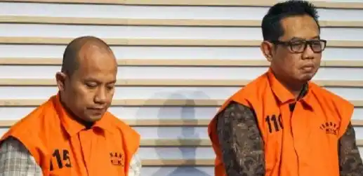 Dua tersangka dugaan tindak pidana korupsi dalam pengerjaan proyek fiktif di lingkungan PT Pembangunan Perumahan (PP), Senior Manager, Head of Finance & Human Capital Department Divisi EPC PT PP, Herry Nurdy Nasution (kiri) dan Kadiv Engineering, Procurement, & Construction (EPC) PT PP Didik Mardiyanto ketika dihadirkan dalam konferensi pers di Gedung Merah Putih KPK, Jakarta, 25 November 2025.