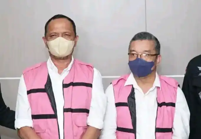 Kepala Kantor Wilayah BPN Sumut periode 2022–2024 inisial ASK dan Kepala Kantor BPN Kabupaten Deli Serdang periode 2023–2025 inisial ARL mengenakan rompi tahanan Kejati Sumut (Foto: Dok MI/Adelio Pratama)