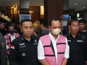 Kejaksaan Tinggi Sumatera Utara (Kejati Sumut) menahan dua mantan pejabat Badan Pertanahan Nasional (BPN) terkait dugaan korupsi pengelolaan aset PTPN I. Penahanan dilakukan pada hari Selasa (14/10/2025) malam. Kedua tersangka adalah mantan Kepala BPN Sumut berinisial ASK (periode 2022-2024) dan mantan Kepala BPN Kabupaten Deliserdang, ARL (periode 2023-2025).