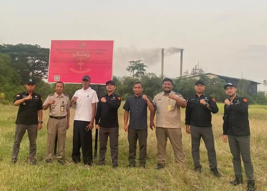 Kejaksaan Agung menyita dan memasang plang terhadap enam bidang tanah terkait dugaan tindak pidana korupsi pemberian kredit oleh sejumlah bank kepada PT Sri Rejeki Isman Tbk (Sritex) dan entitas anak usahanya pada Selasa (7/10/2025)