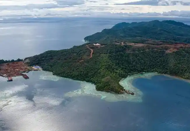 Aktivitas penambangan di Pulau Kawei, yang masuk dalam wilayah Kepulauan Raja Ampat