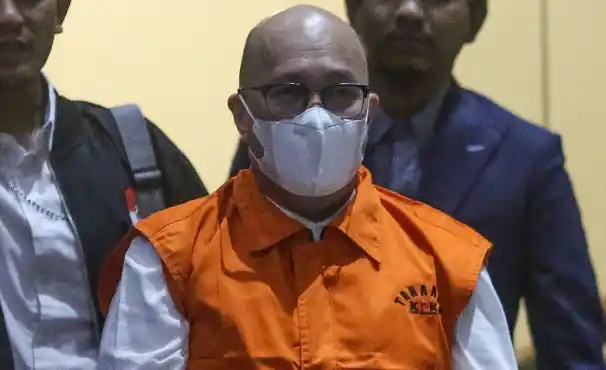 Tersangka Antonius N.S Kosasih (kanan) berjalan menuju ruang konferensi pers saat penetapan dan penahanan tersangka di Gedung Merah Putih KPK, Jakarta, Rabu (8/1/2025). KPK menahan Antonius N.S Kosasih selaku mantan Direktur Utama PT Taspen terkait dugaan korupsi investasi fiktif tahun anggaran 2019 yang mengakibatkan kerugian negara sekitar Rp200 miliar.