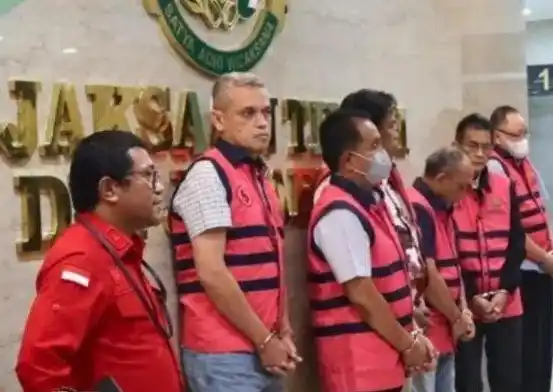Para tersangka yang terlibat dalam dugaan kasus tindak pidana korupsi di PT Telkom yang kini ditahan oleh Kejaksaan Tinggi DKI Jakarta. Spesifiknya ini kasus pembiayaan kredit fiktif PT Telkom senilai Rp 431 miliar (Foto: Dok MI/Istimewa)