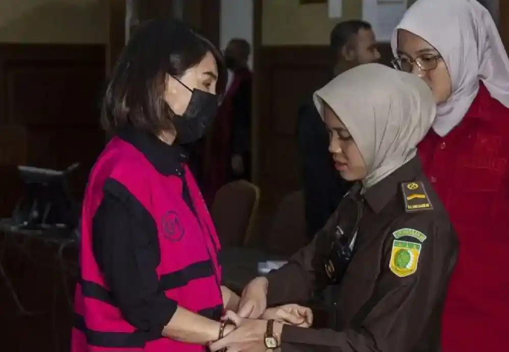Helena Lim mengenakan rompi tahanan Kejagung (Foto: Dok MI)