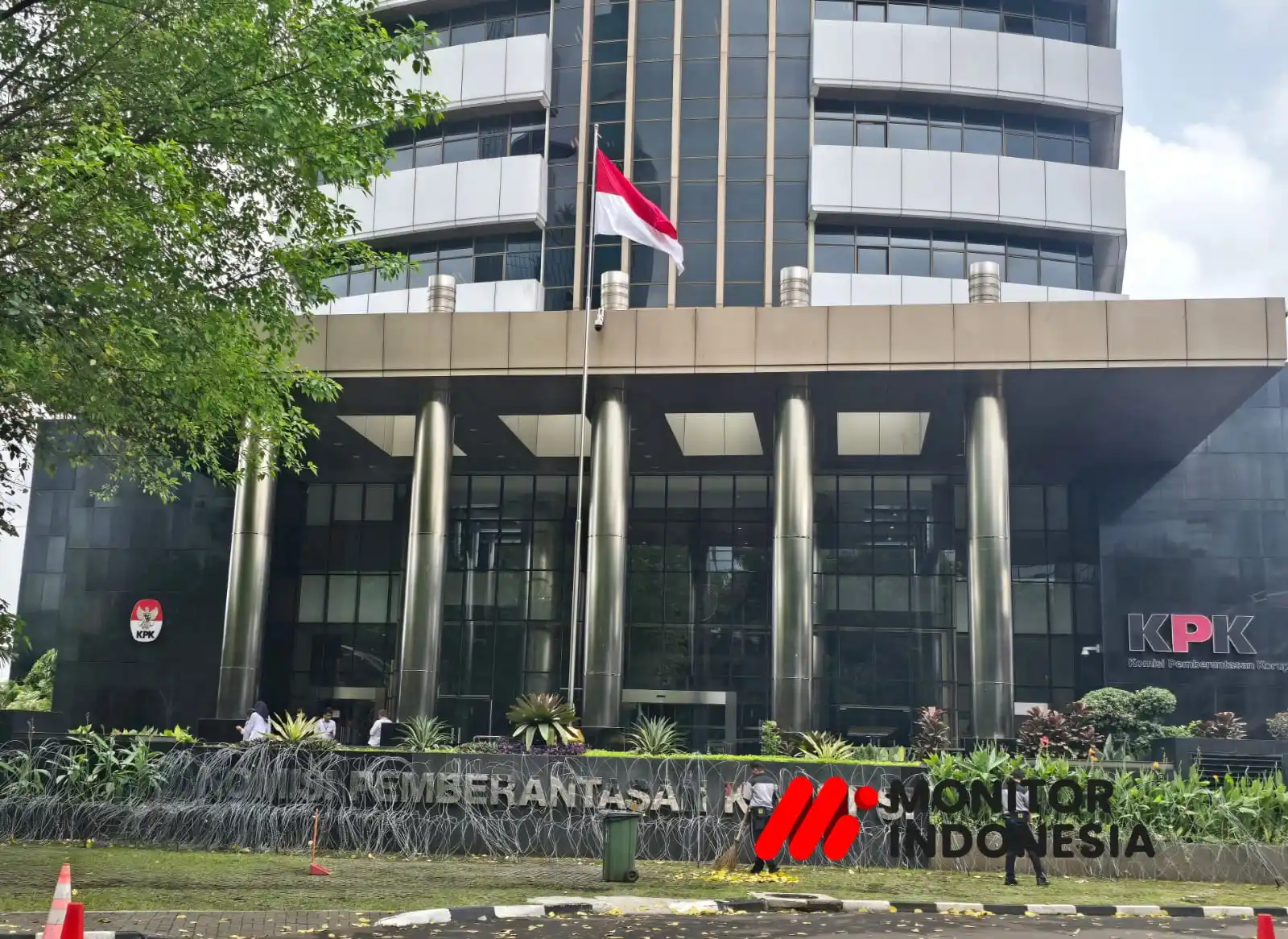 Dugaan korupsi pengadaan tanah pembangunan Jalan Tol Seksi III Tebing Tinggi–Serbelawan ternyata sempat diproses secara resmi di internal Komisi Pemberantasan Korupsi. Laporan masyarakat diregistrasi, ditelaah, dibahas, hingga dibuatkan nota dinas kepada pimpinan. Namun, seluruh rangkaian tersebut berujung pada penghentian penanganan dan pengarsipan perkara dengan alasan sengketa perdata dan ketiadaan kewenangan KPK. Keputusan ini memunculkan tanda tanya publik, mengingat dokumen internal KPK sendiri mengakui adanya dugaan penyalahgunaan keuangan negara dalam proyek strategis tersebut. - Komisi Pemberantasan Korupsi (KPK) (Foto: Dok MI)