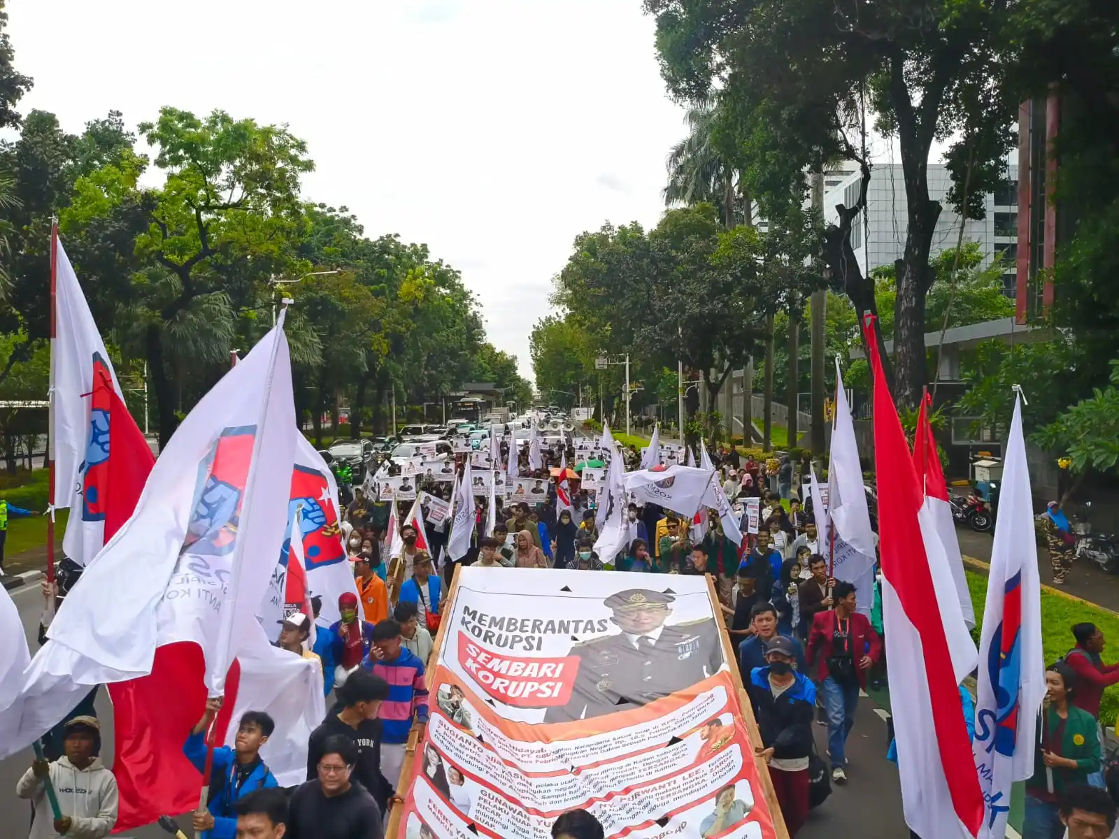 Koalisi Sipil Masyarakat Anti Korupsi (KOSMAK) menggelar aksi unjuk rasa di kawasan Monumen Nasional (Monas), Jakarta Pusat, Rabu (12/11/2025).