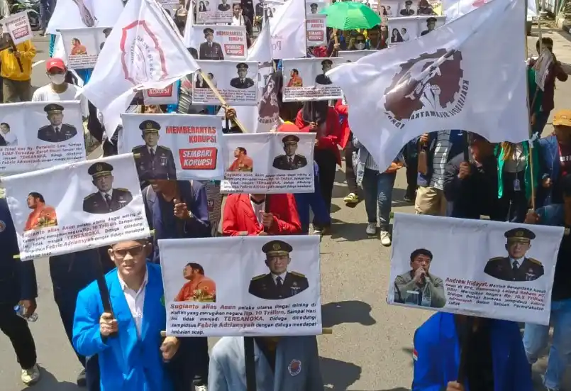 Koalisi Sipil Masyarakat Anti Korupsi (Kosmak) mendesak KPK Jampidsus Kejaksaan Agung, Febrie Adriansyah. Desakan ini disampaikan Koordinator Kosmak, Ronald Lobloby, bersama sekitar 250 mahasiswa dalam aksi di depan Gedung KPK, Jakarta, Senin (3/11/2025) (Foto: Dok MI/Adelio Pratama)