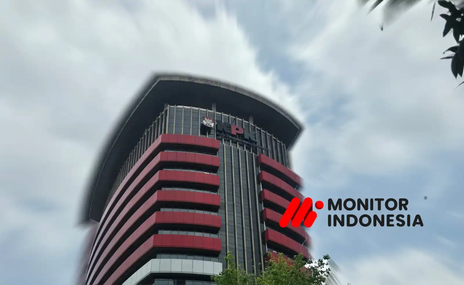 Laporan dugaan korupsi pengadaan lahan Jalan Tol Seksi III Tebing Tinggi–Serbelawan yang sempat ditelaah internal Komisi Pemberantasan Korupsi akhirnya dihentikan dan diarsipkan dengan alasan masuk ranah sengketa perdata. Dokumen internal menunjukkan perkara tersebut sempat diproses sebelum dinyatakan tidak memenuhi unsur tindak pidana korupsi dan bukan kewenangan KPK. Pakar hukum pidana Universitas Bung Karno, Kurnia Zakaria, mengkritik keras pendekatan tersebut dan menilai label perdata tidak otomatis menutup potensi kerugian negara dalam proyek strategis nasional - Gedung Merah Putih KPK RI (Foto: Dok MI)