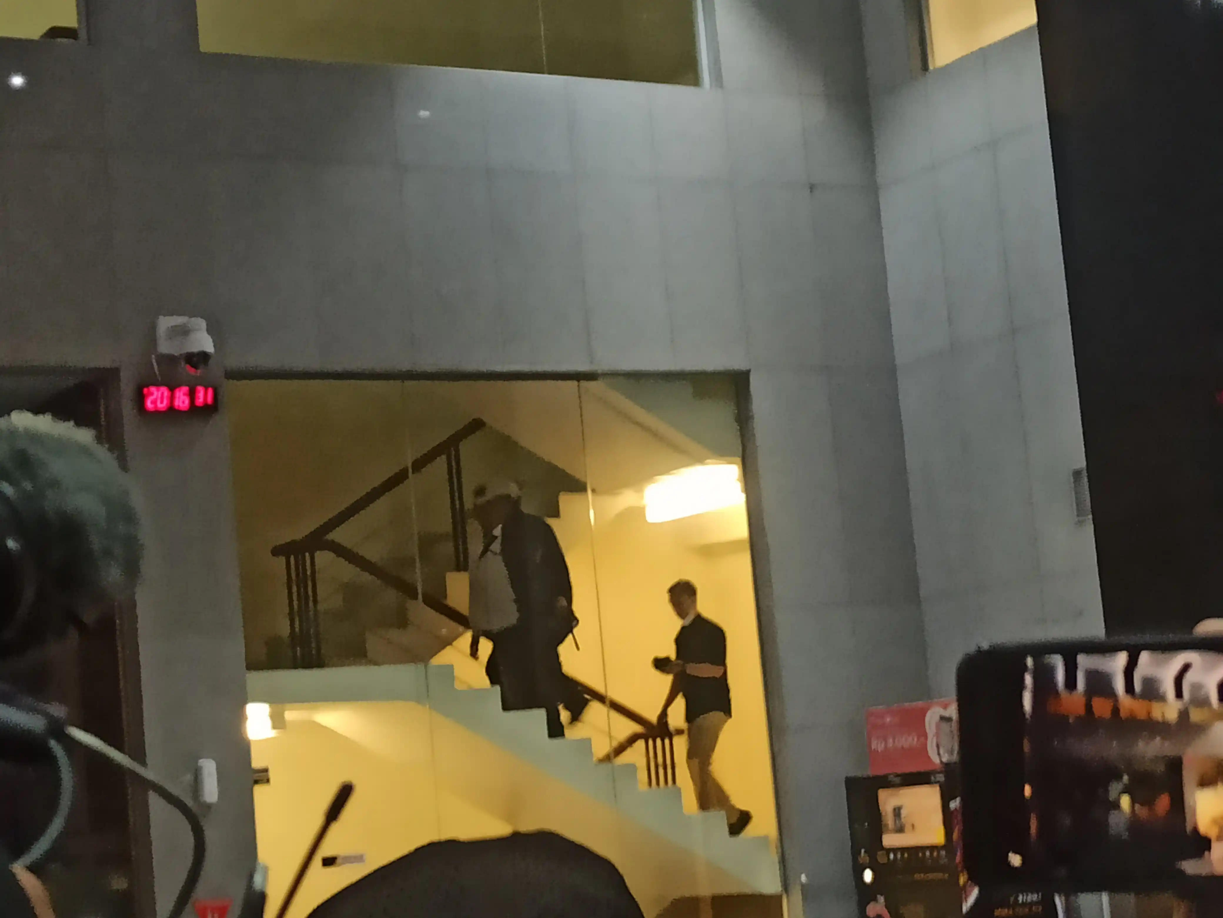 Bupati Lampung Tengah, Ardito Wijaya tiba di KPK pada Rabu (10/12/2025) malam (Foto: Dok MI/Albani Wijaya)