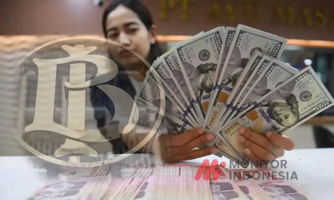 Ilustrasi - Bank Indonesia - Petugas menghitung mata uang rupiah dan dolar AS di Ayu Masagung Money Changer, Jakarta