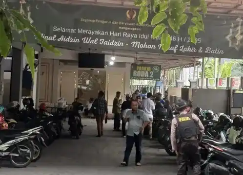KPK  menggeledah kantor Komite Olahraga Nasional Indonesia (KONI) Jatim di Jl Kertajaya Indah Timur, Manyar Sabrangan, Mulyorejo, Surabaya, Selasa (15/4/2025).