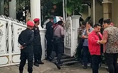 Komisi Pemberantasan Korupsi (KPK) menggeledah kediaman Sekretaris Jenderal PDI Perjuangan (PDIP) Hasto Kristiyanto di Perumahan Villa Taman Kartini, G3/18, Kelurahan Margahayu, Kecamatan Bekasi Timur, Jawa Barat, Selasa (7/1/2025).