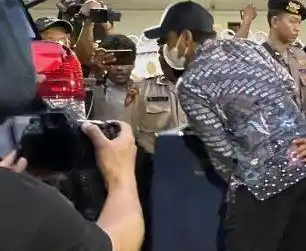 Penyidik KPK usai melakukan penggeledahan di rumah Sekjen PDIP, Hasto Kristiyanto di kawasan Bekasi, Jawa Barat pada Selasa (7/1/2025)